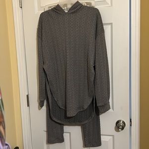 Pretty gray knit pant suit.